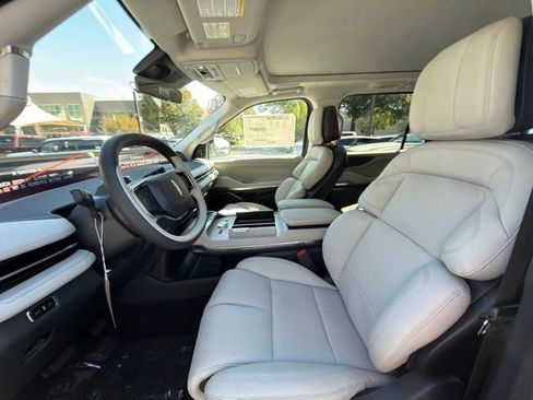 New 2025 Lincoln Navigator Reserve image 12