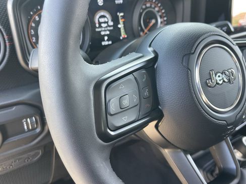 Used 2025 Jeep Gladiator Rubicon AWD/4WD image 23