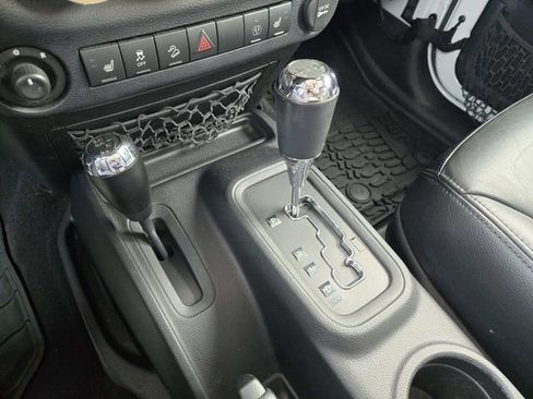 Used 2016 Jeep Wrangler Unlimited Sahara image 29