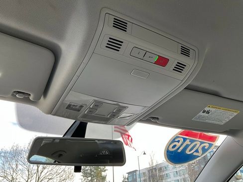 Used 2016 Volkswagen e-Golf SE w/ DC Fast Charging Package image 15