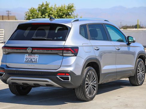 Used 2025 Volkswagen Taos SE FWD image 5