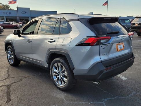 Used 2021 Toyota RAV4 XLE Premium image 8