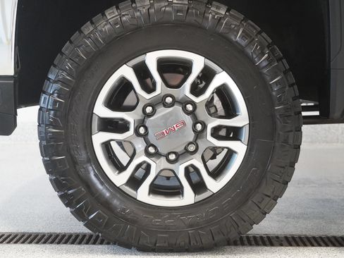Used 2023 GMC Sierra 2500 SLT w/ SLT Preferred Package AWD/4WD image 8