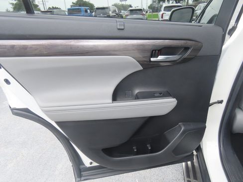 Used 2020 Toyota Highlander Limited FWD image 16