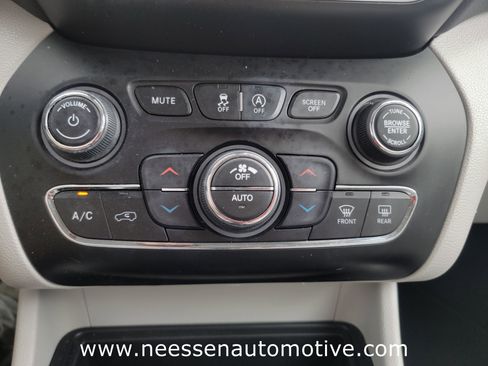 Used 2020 Jeep Cherokee Limited w/ Technology Group FWD image 25
