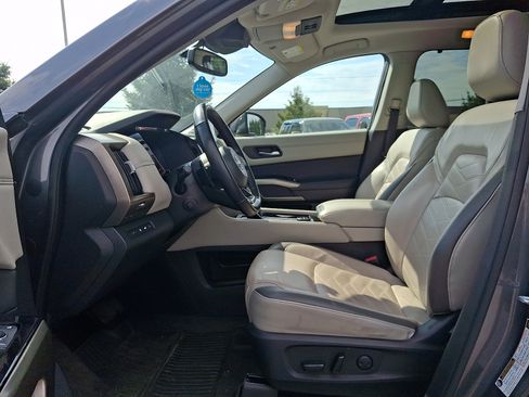 Certified 2022 Nissan Pathfinder Platinum w/ Lighting Package (N92) AWD/4WD image 13