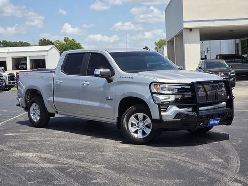 Used 2022 Chevrolet Silverado 1500 LT AWD/4WD image 2
