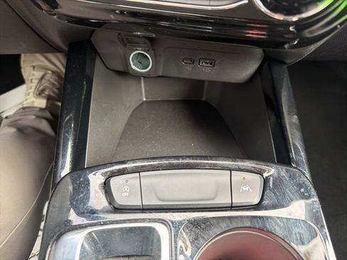 Used 2025 Chevrolet Trax LT image 28