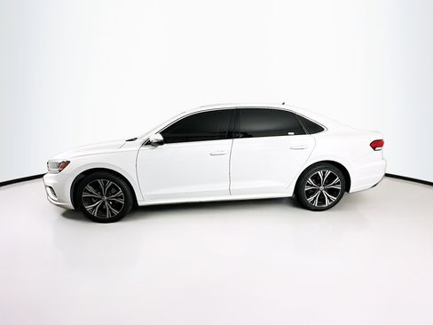 Used 2021 Volkswagen Passat 2.0T SE image 4