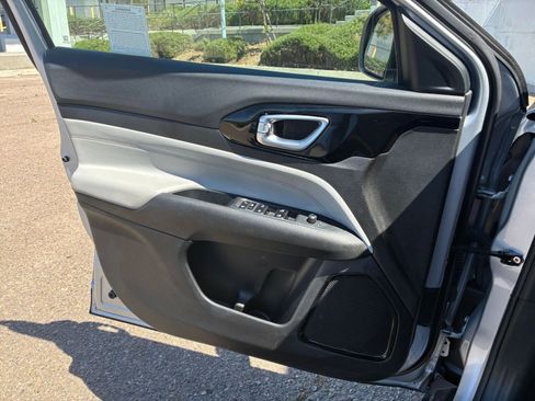 Used 2025 Jeep Compass Limited image 18