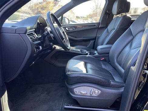 Certified 2023 Porsche Macan image 4