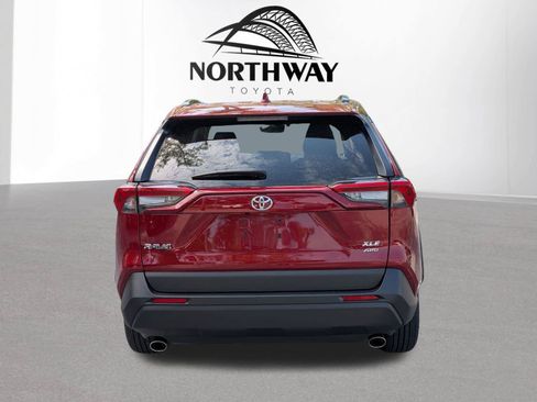 Used 2022 Toyota RAV4 XLE w/ Convenience Package AWD/4WD image 4