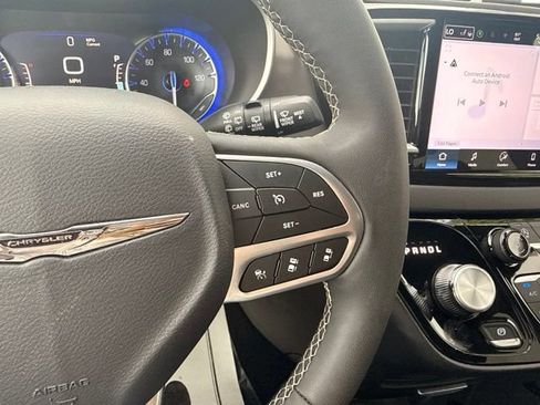 Used 2025 Chrysler Pacifica Select FWD image 20