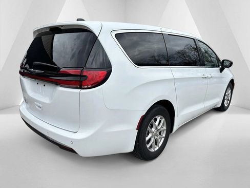 Used 2024 Chrysler Pacifica Touring-L image 7