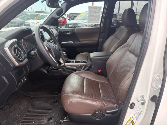 Used 2017 Toyota Tacoma Limited w/ Tow Package RWD image 9