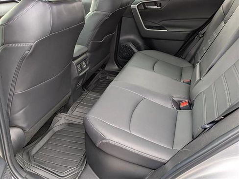 Used 2022 Toyota RAV4 XLE Premium image 18