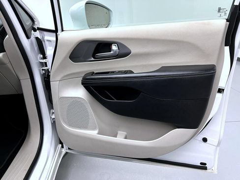 Used 2022 Chrysler Pacifica Touring-L FWD image 16