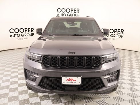 Used 2022 Jeep Grand Cherokee Altitude AWD/4WD image 9