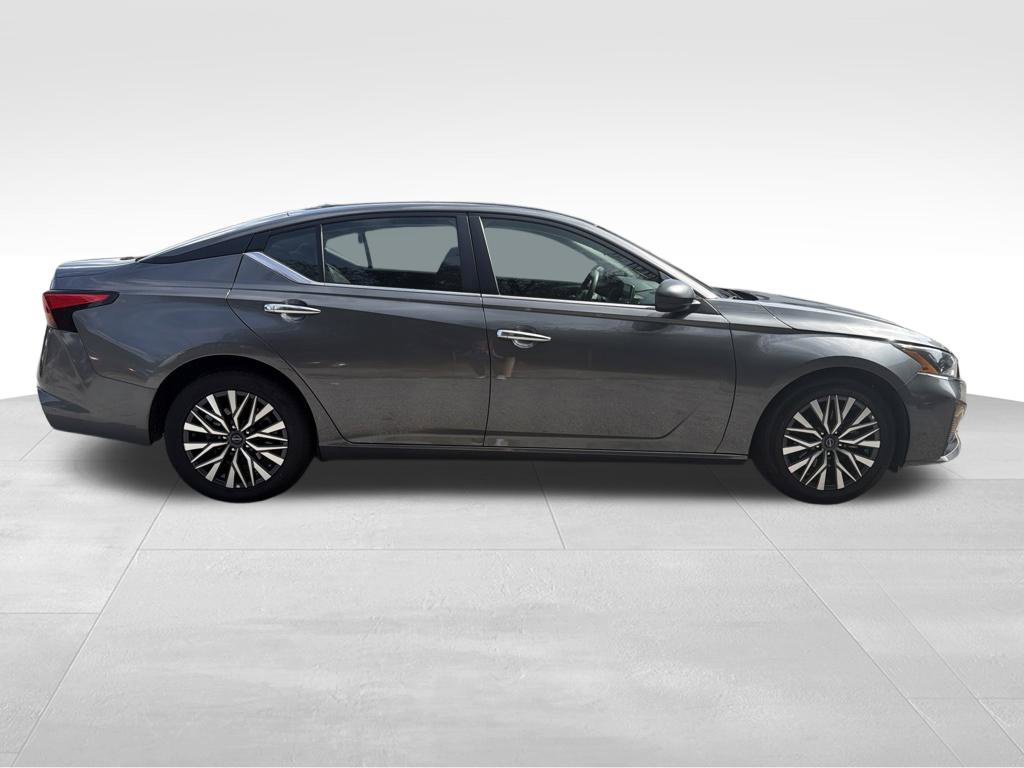 Used 2025 Nissan Altima 2.5 SV FWD image 46