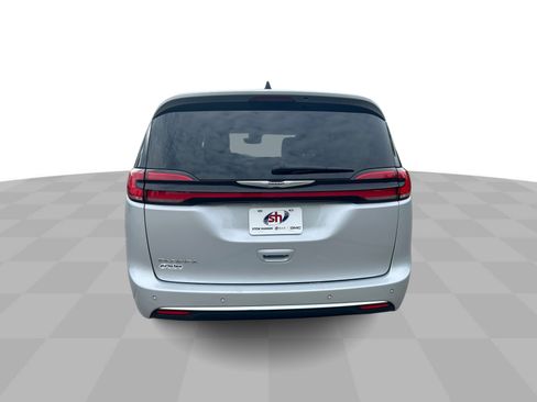 Used 2023 Chrysler Pacifica Touring-L FWD image 8