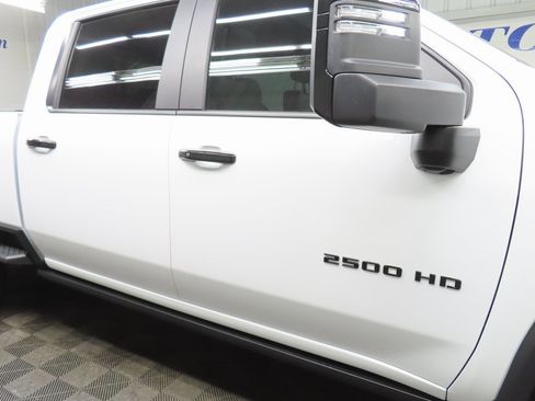 Used 2025 Chevrolet Silverado 2500 ZR2 w/ Technology Package image 40