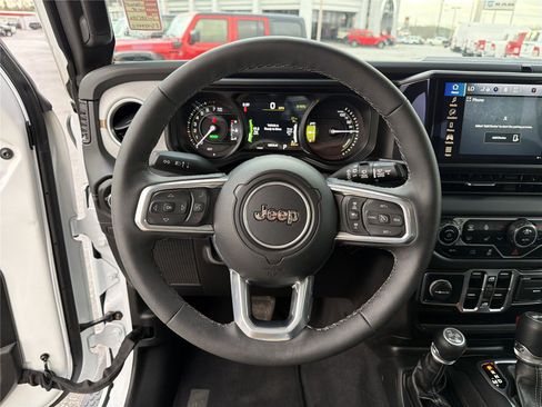 Used 2025 Jeep Wrangler Sahara image 24