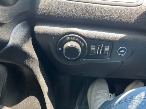 Used 2015 Chrysler 200 Limited image 25