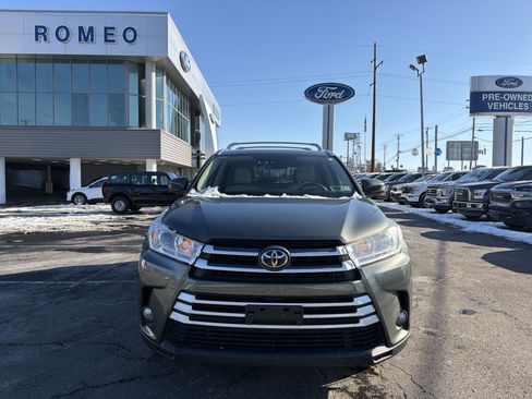 Used 2019 Toyota Highlander XLE image 2