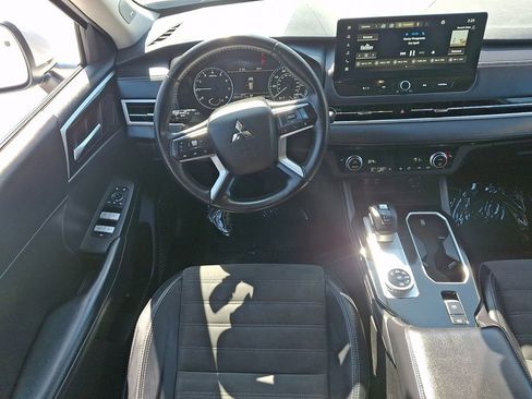 Used 2025 Mitsubishi Outlander SE image 13