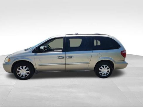 Used 2006 Chrysler Town & Country Touring FWD image 6