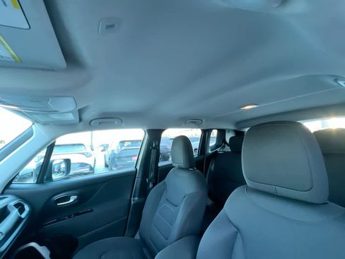 Used 2019 Jeep Renegade Latitude w/ Cold Weather Group image 22