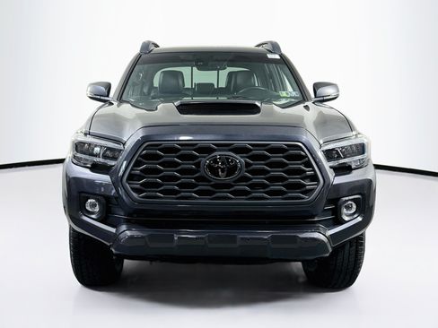 Used 2020 Toyota Tacoma TRD Sport w/ TRD Premium Sport Package AWD/4WD image 2