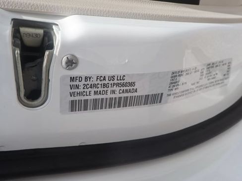 Used 2023 Chrysler Pacifica Touring-L FWD image 17
