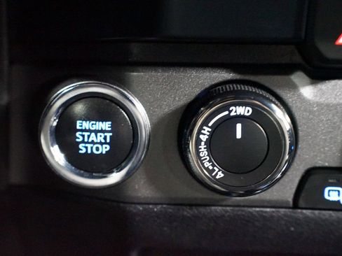 Used 2020 Toyota Tacoma TRD Off-Road w/ Technology Package image 20