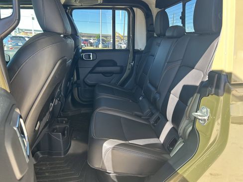 Used 2025 Jeep Gladiator Sport image 6