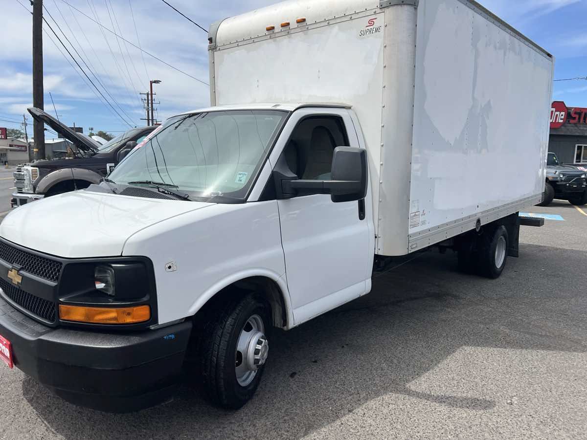 Used 2017 Chevrolet Express 3500 Extended RWD image 3