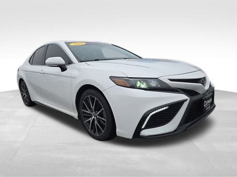 Used 2023 Toyota Camry SE image 1