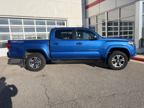 Used 2016 Toyota Tacoma TRD Sport image 14