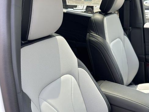 New 2025 Ford Escape SE w/ PHEV Premium Package image 12