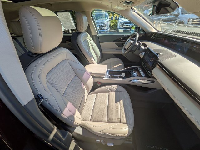 Used 2025 Lincoln Nautilus Reserve w/ Jet Appearance Package AWD/4WD image 22