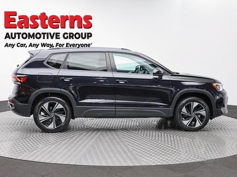 Used 2025 Volkswagen Taos SE AWD/4WD image 4
