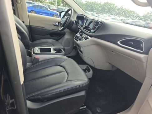 Used 2024 Chrysler Pacifica Touring-L FWD image 6