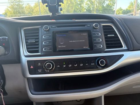 Used 2018 Toyota Highlander LE AWD/4WD image 8