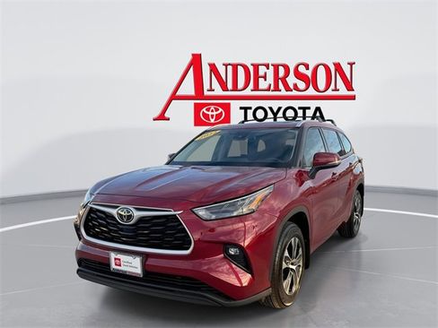 Certified 2022 Toyota Highlander XLE image 1