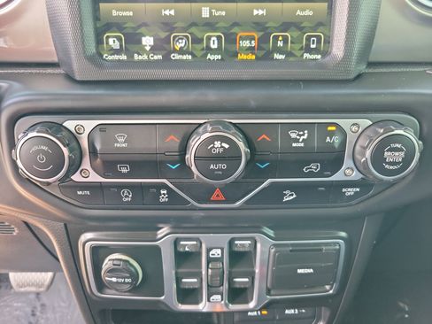 Used 2018 Jeep Wrangler Unlimited Sahara image 16