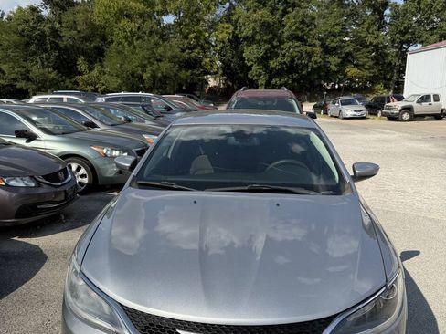 Used 2016 Chrysler 200 Limited FWD image 4