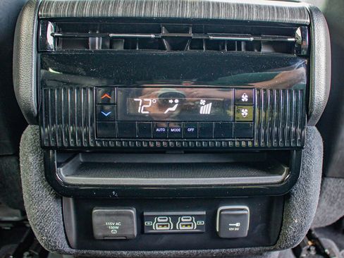 Used 2024 Jeep Wagoneer Series II w/ Flexible Seating Group AWD/4WD image 32