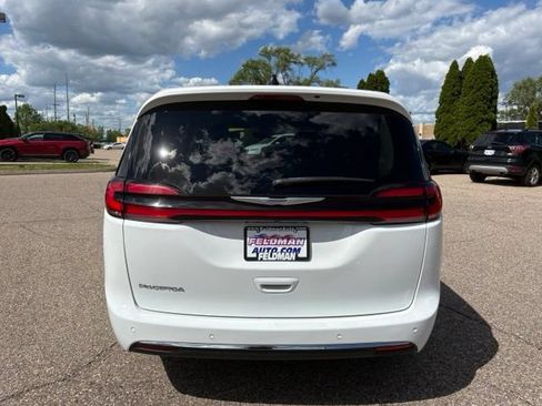 Used 2023 Chrysler Pacifica Touring-L FWD image 4