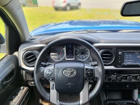 Used 2016 Toyota Tacoma SR5 w/ SR5 Appearance Package (SN) AWD/4WD image 10