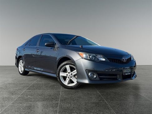 Used 2012 Toyota Camry SE w/ Leather Pkg FWD image 8